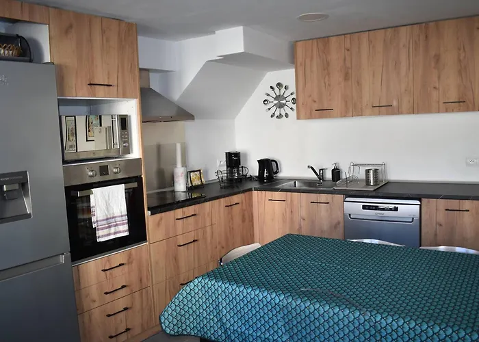 Maison De Village Charmante, 3 Ch, Terrasse, A Proximite Des Pistes Et Commerces A - Fr-1-592-66 *
